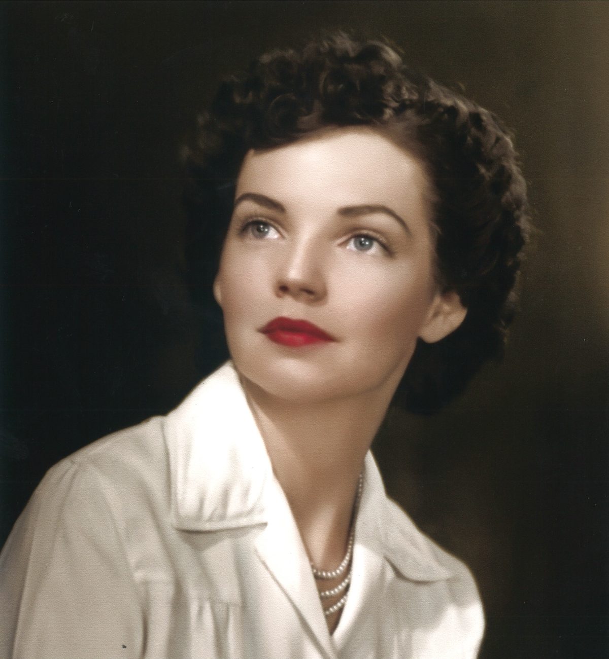 Portrait of a young Sarah Jamieson looking up and to her left.
